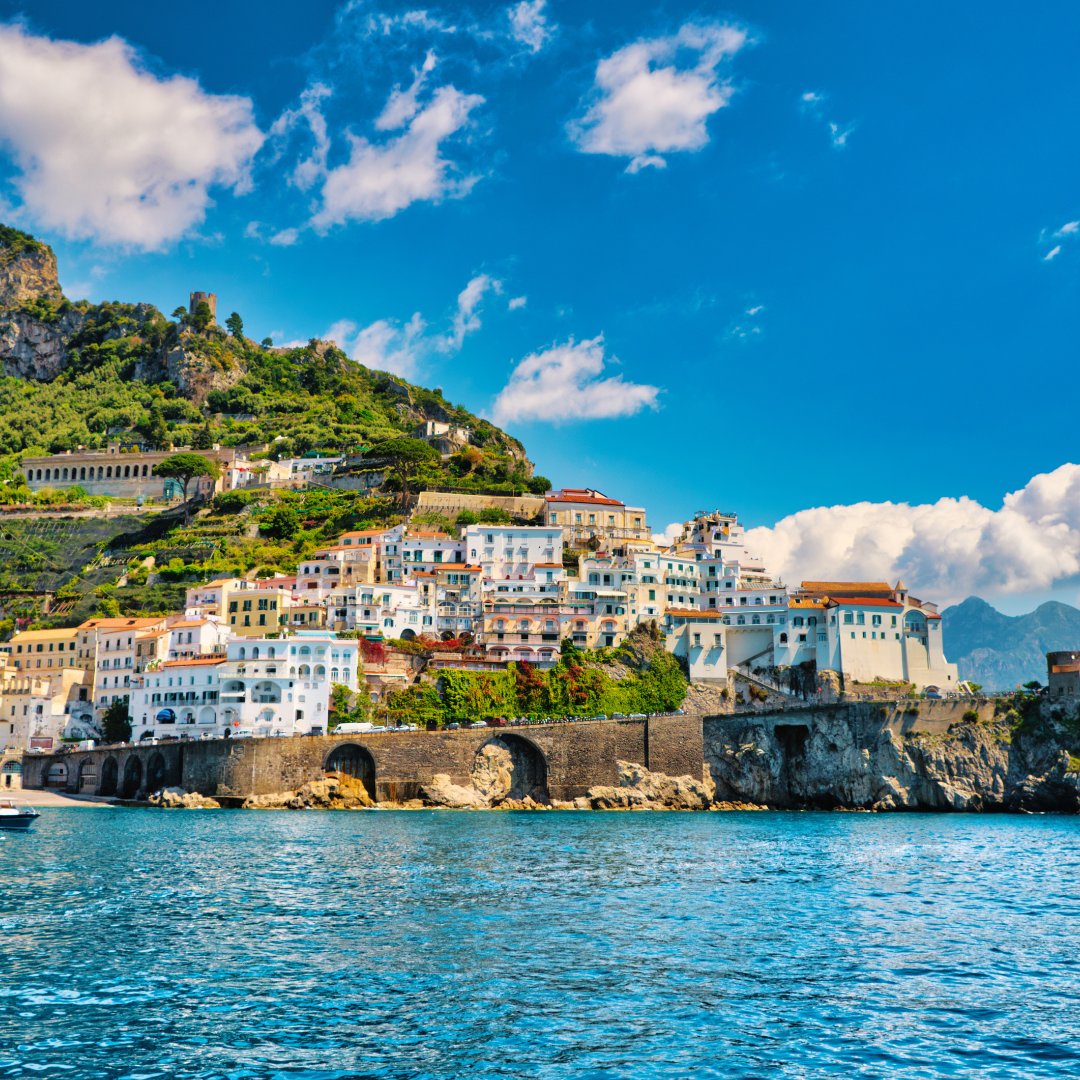 Veduta aerea della città di Amalfi con il suo porto e la medievale Torre dello Ziro sulla collina, Italia meridionale