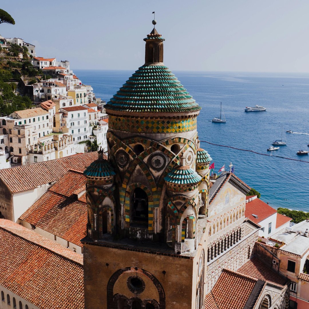 Il campanile in maiolica del XIII secolo della Cattedrale di Sant'Andrea ad Amalfi, fotografato dall'alto con il mare alle spalle